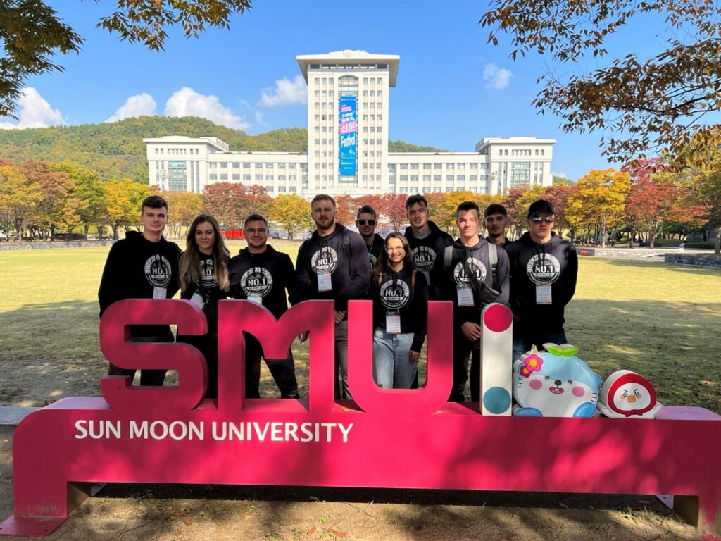 Students of TUKE's Faculty of Mechanical Engineering at Sun Moon University; in the background is the SMU Rector's Office building